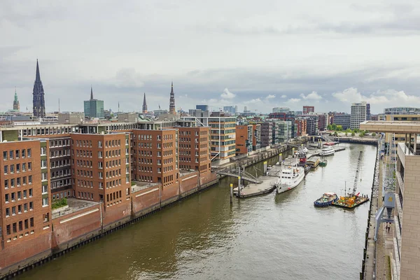 Editör: HAMBURG, GERMANY, 1 Haziran 2022 - Hamburg silueti ve Sandtorkai, Elbphilharmonie terasından görüldü