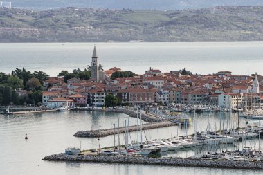 Editör: IZOLA, SLOVENIA, SEPTEMBER 12, 2022 - Izola ve marinasının genel görünümü, küçük kasabanın yukarısından