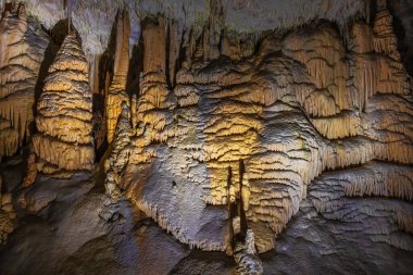 Postojna mağarasında mavi ve kırmızı sarkıt oyunu