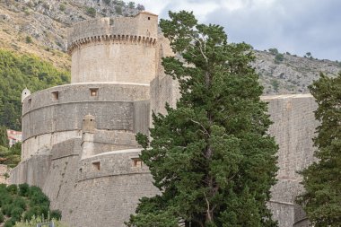 Fortified towers incorporated in the wall, seen from the Pile gate