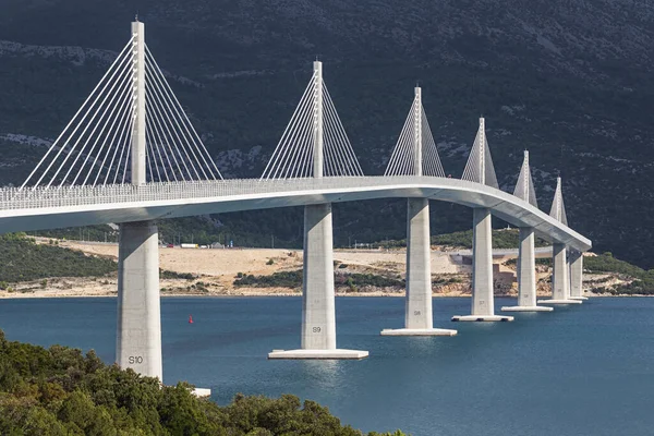 Puente Peljesac Con Komarna Fondo Que Conecta Tierra Principal Con Imagen de stock
