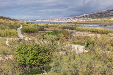 Eski ve yeni Pag, kasabanın tarihi yerinden görüldü.
