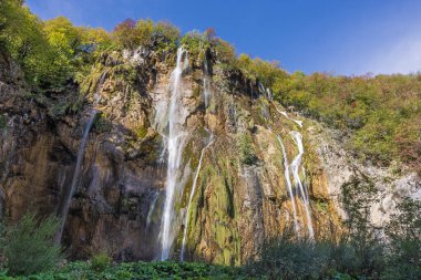 Plitvice Gölleri Ulusal Parkı 'ndaki Veliki Tokadı olarak da bilinen büyük şelalenin tabanından geniş bir manzara