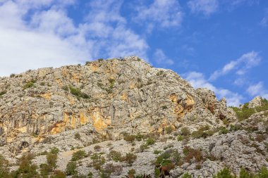 Velebit Dağı 'nın engebeli zirveleri Starigrad Paklenica' dan Ulusal Park 'a geçiş yolu boyunca uzanır.