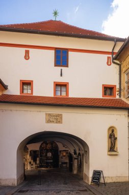 Taş Kapı manzarası, ortaçağ kasabasının doğu kapısı ve Zagreb 'in en önemli tapınağı.