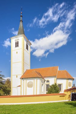Belec 'in küçük bir köyünde Karların Aziz Mary Kilisesi' nin yan görüntüsü.