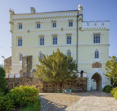 Trakoscan Kalesi 'nin girişinin panoramik görüntüsü Ptuj' dan Bednja Vadisi 'ne giden yolu izlemek için oldukça küçük bir gözlem kalesi.
