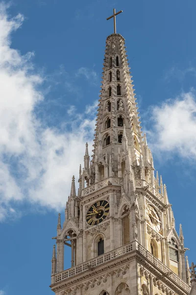 Δεξί Καμπαναριό Του Καθεδρικού Ναού Του Ζάγκρεμπ Δεύτερο Ψηλότερο Κτίριο — Φωτογραφία Αρχείου