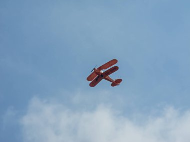 Editör: DEURNE, FLANDERS, BELGIUM, 21 Mayıs 2023 - Stampe ve Vertongen uçakları Antwerp Havalimanı 'nın 100. yıldönümünde üstümüzde uçuyorlar
