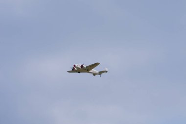 Editör: DEURNE, FLANDERS, BELGIUM, 21 Mayıs 2023 - Lockheed Model 10 Electra Antwerp Havalimanı 'nın 100. yıl dönümünde Antwerp Havalimanı üzerinde uçuyor