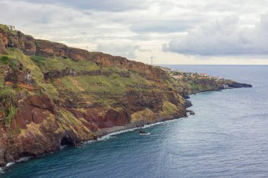 Okyanustan yükselen parlak renkli sarp kayalıklar Madeira 'nın en doğu ucu olan Ponta de Sao Lourenco' da.