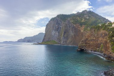 Miradouro do Guindaste 'den doğuya bir manzara Madeira' nın kuzey kıyısında Faial 'da avantajlı bir nokta.