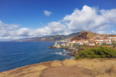 Okyanustan yükselen parlak renkli sarp kayalıklar Madeira 'nın en doğu ucu olan Ponta de Sao Lourenco' da.