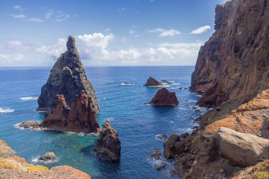 Okyanustan yükselen parlak renkli sarp kayalıklar Madeira 'nın en doğu ucu olan Ponta de Sao Lourenco' da.