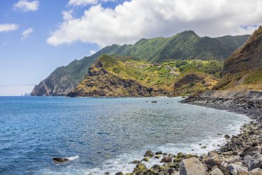 Madeira 'nın kuzey kıyısı Porto da Cruz doğu yönünde.