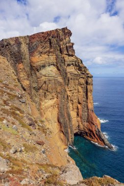 Miradouro do Veu da Noiva 'dan Seixal' a bakın, Madeira 'nın kuzey kıyısında bir manzara.