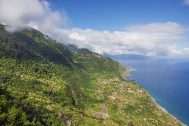 Miradouro da Beira da Quinta 'dan Arco de Sao Jorge yakınlarındaki Madeira' nın kuzey kıyısı, Arco de Sao Jorge 'nin yukarısındaki bir manzara.