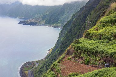 Ribeira da Janela 'ya tepeden bakan Miradouro da Eira da Achada, Madeira' nın kuzey kıyısında bir manzara.