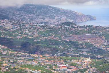 Editör: FUNCHAL, MADEIRA, PORTUGAL, 4 Haziran 2023 - Cabo Girao Skywalk 'tan görülen Funchal üzerinde genel görüş