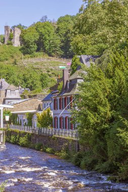 Güneşli bir yaz gününde Monschau 'nun yukarısında Haller harabeleri olan Rur nehri.