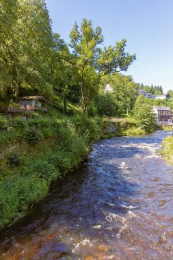Güneşli bir yaz gününde Monschau girişinin yanındaki Rur nehri.