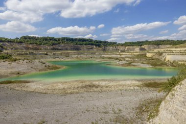 EnCI-taş ocağının kuzeybatı tarafı kireç ve marl çıkarmak için eski bir açık maden ocağı.