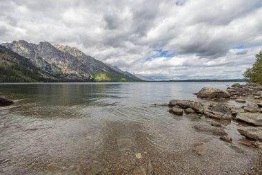 Grand Teton Ulusal Parkı 'ndaki Jenny Gölü' ne bakın.