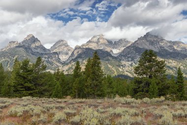 Teton Buzulu ile Orta ve Büyük Teton Grand Teton Ulusal Parkı 'ndaki Gracier Katılımında görüldü. Moddle Teton 'daki diferansiyel çubuğu açıkça görülüyor.