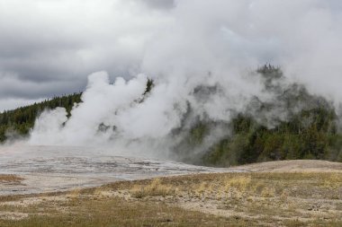 Yellowstone Ulusal Parkı 'ndaki patlamanın sonunda Eski Sadık' ın üzerindeki buhar bulutları