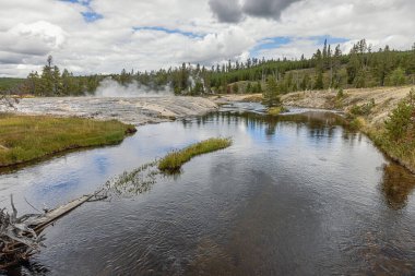 Yellowstone Ulusal Parkı 'ndaki Yukarı Gayzer Havzası' ndaki Kromatik Havuz 'un yanındaki Ateş Deliği Nehri.