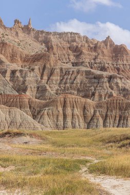 Badlands Ulusal Parkı 'ndaki Eyer Geçidi Yolu' nun başındaki boyalı dağlar.