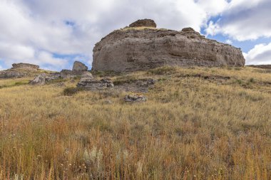 Agate Fosil Yatakları Ulusal Anıtı 'ndaki Daemonelix Patikası boyunca uzanan iki fosil kayanın görüntüsü