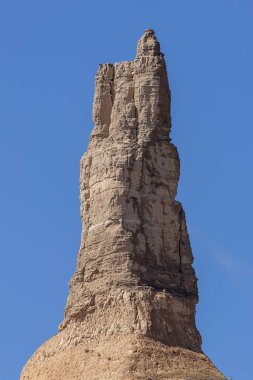 Kuzey Platte Nehri Vadisi 'nde jeolojik bir kaya oluşumu olan Chimney Kayası' nın zirvesine yaklaşın.
