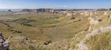 Scotts Bluff Ulusal Anıtı 'nın Güney Bakış Alanı' ndan giriş yolu Oregon Yolu ve Mitchell Geçidi olan Panorama