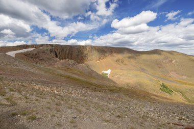 Lava Kayalıkları 'ndaki Rocky Dağları' nın tepelerinde kar yığınları var.