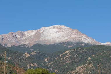 Manitou Pikes tepesinde taze kar, Manitou Springs 'ten görüldü.