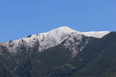 Zwischen Dağı karla kaplı, Büyük Kum Tepeleri Ulusal Parkı 'ndan görülüyor.