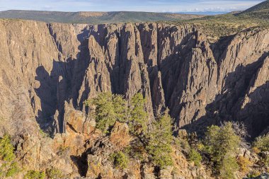 Gunnison Point 'teki Kara Kanyon' un kuzey kenarına bak. Güney Rim 'deki ziyaretçi merkezine yakın.