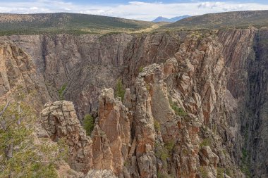 Gunnison 'un Kara Kanyonu' nun kuzey yamacına, güney yamacındaki Rock Point 'e bakın.
