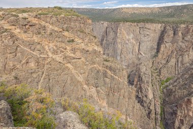 Gunnison 'un Kara Kanyonu' nun güney ucunda seytan gözcüleri olan kayalıklar.