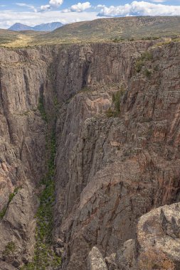 Gunnison 'ın Kara Kanyonu' nun kuzey sınırındaki Dengeli Kaya Manzarası 'nda Şeytan' ın Gözcüleri 'nin güney kenarından görülen derin kanyon.