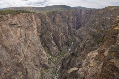Gunnison Kara Kanyonu 'nun kuzey yamacında tepeden tırnağa güney yamacında Chasm Manzarası var.
