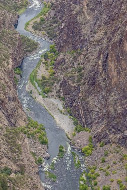 Gunnison Nehri, Cedar Point 'ten görünen, boyalı duvarın dibindeki Kara Kanyon' dan geçiyor.