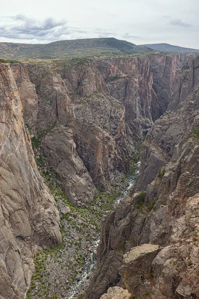 Gunnison 'un Kara Kanyonu' nun dibi güney tarafındaki Chasm Manzarası 'ndan görüldü.