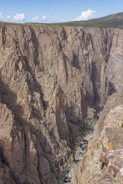 Gunnison 'un Kara Kanyonu, nehir kıvrımlı. Dar Yol, kuzey yamacında The Narrows View' dan görülüyor.