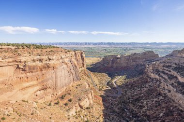 Fruita Kanyonu 'na bakın. Colorado Ulusal Anıtı' nın tarihi patikalarından görünüyor. Sağ tarafında Dengeli Kaya var.