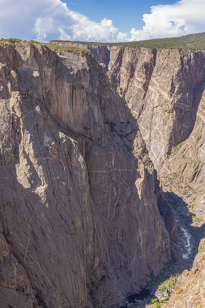 Gunnison 'un Kara Kanyonu' nun kuzey yamacında Chasm View 'dan görünen kayalarda pegmatit çukurları var.