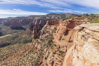 Colorado Ulusal Anıtı 'ndaki Saddlehorn Ziyaretçi Merkezi' nin yakınındaki Canyon Rim Patikası boyunca yükselen Gözcü Kulesi.