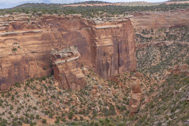 Ute Canyon 'daki Fallen Rock' ın yakınında, Colorado Ulusal Anıtı 'ndaki Fallen Rock Overlook' tan görüldü.