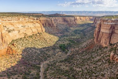 Sabahın erken saatlerinde Ute Kanyonu 'nun derinliklerinde Colorado Ulusal Anıtı' nda Ute Kanyonu Manzarası 'ndan görüldü.